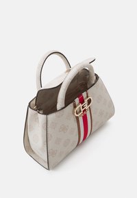 Sac à main en cuir blanc avec une forme structurée, comportant un accent rayé rouge et marron et un fermoir en logo doré.