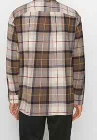 Braun-beiges kariertes Hemd mit Knöpfen, weicher Stoff, lange Ärmel, Manschetten mit zwei Knöpfen, mit kontrastierenden Farben in Quadraten und Linien.