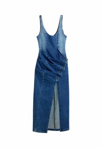 Rochie din denim albastru mediu, cu corset ajustat, bretele late, drapaj asimetric, fustă cu despicătură frontală și detalii cu nasturi pe lateral.