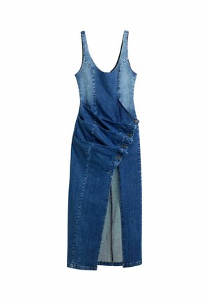 Vidutinio mėlynumo džinsinė suknelė su aptemptu liemeniu, plačiomis petnešėlėmis, asimetriška drapiruote, priekyje plyšiu ir šono detalėmis su sagutėmis.