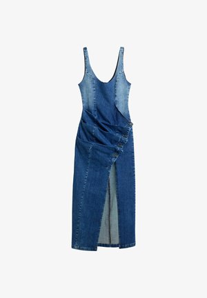 Vidutinio mėlynumo džinsinė suknelė su aptemptu liemeniu, plačiomis petnešėlėmis, asimetriška drapiruote, priekyje plyšiu ir šono detalėmis su sagutėmis.