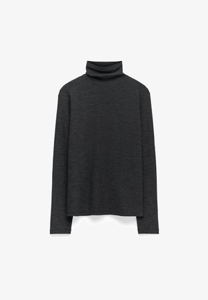 Ciemnoszary golf z długim rękawem, wykonany z miękkiego materiału. Posiada luźny krój, z podwiniętym kołnierzem i mankietami. Brak wzorów i akcentów.