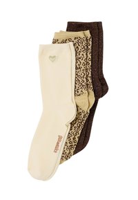 Tres pares de calcetines: uno crema con detalle de corazón, uno dorado con estampado de leopardo y uno marrón oscuro con brillo, tela de punto suave.