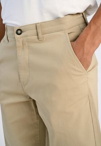 Lindbergh Chinos - sand