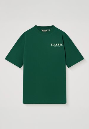 Donkergroen T-shirt met korte mouwen, met witte tekst "ELLESSE TENNIS CLUB" op de linkerborst, ronde halslijn en middelgrote maatlabel binnenin de kraag.