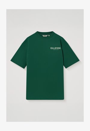 Donkergroen T-shirt met korte mouwen, met witte tekst "ELLESSE TENNIS CLUB" op de linkerborst, ronde halslijn en middelgrote maatlabel binnenin de kraag.