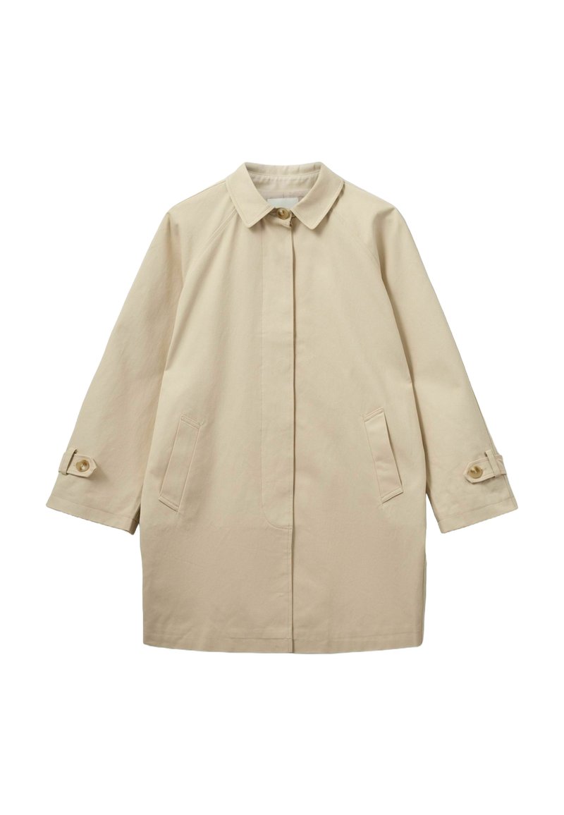 Beżowy oversize płaszcz z kołnierzem, podwójnymi guzikami, bocznymi kieszeniami oraz podwijanymi rękawami z guziczkami. Gładka tekstura.