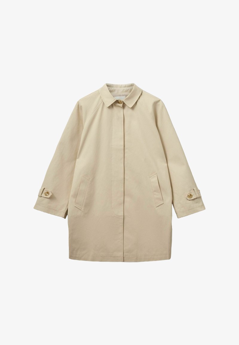 Beżowy oversize płaszcz z kołnierzem, podwójnymi guzikami, bocznymi kieszeniami oraz podwijanymi rękawami z guziczkami. Gładka tekstura.