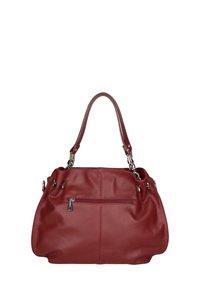 Rode leren handtas met een gestructureerd ontwerp, zilverkleurige hardware, een handvat aan de bovenkant en een buitenzak met ritssluiting. Gladde textuur en gestikte details.