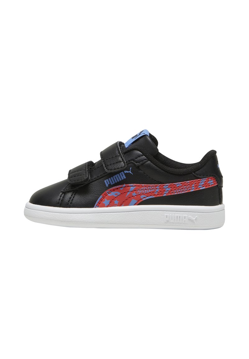 Sneakers in pelle nera con doppie fascette in Velcro, caratterizzati da un design grafico rosso e blu con stelle. Suola in gomma con accenti bianchi.