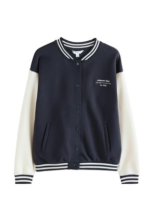 Dunkelblaues College-Baseballjacke mit weißen Ärmeln, geripptem Kragen und Bündchen. Mit Druckknöpfen und seitlichen Taschen. "Chicago Collection" auf der Brust gestickt.