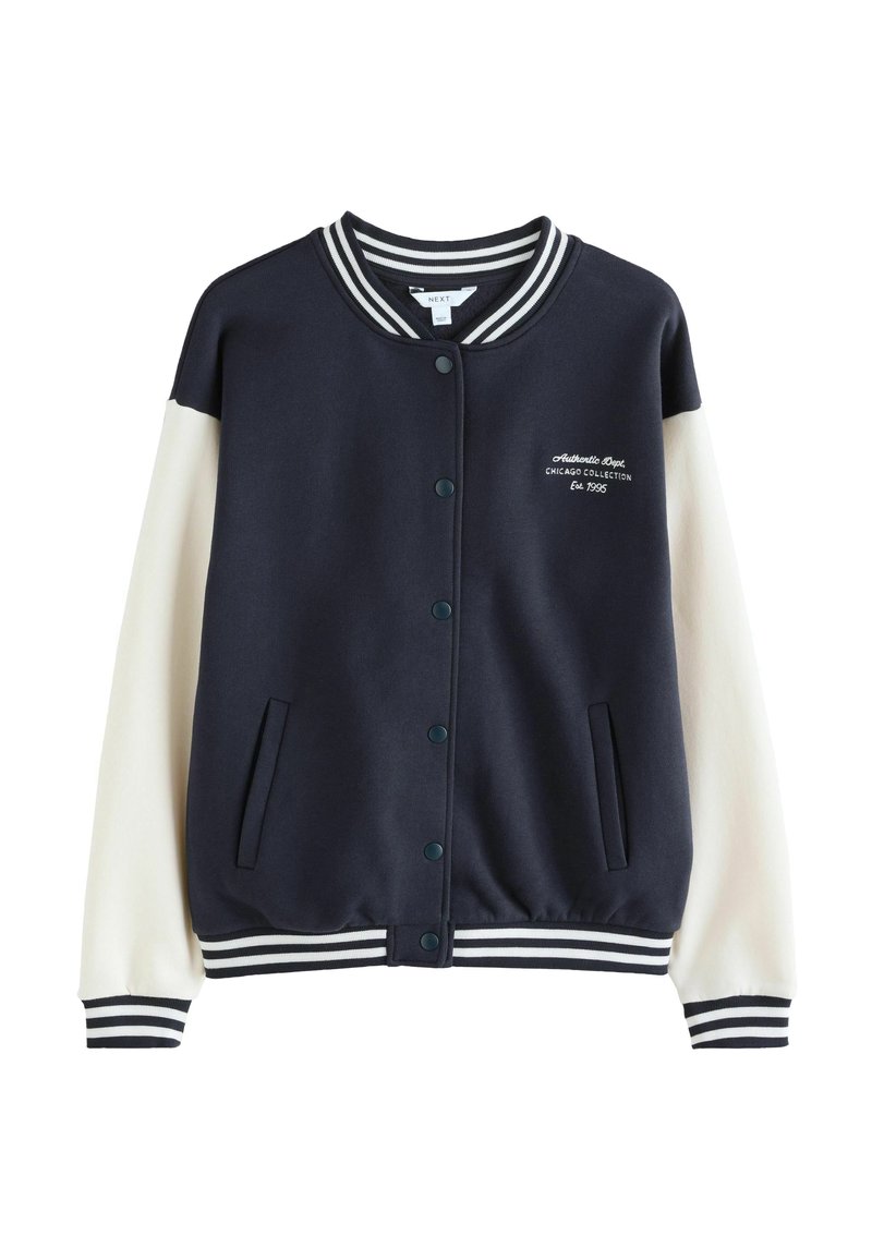 Dunkelblaues College-Baseballjacke mit weißen Ärmeln, geripptem Kragen und Bündchen. Mit Druckknöpfen und seitlichen Taschen. "Chicago Collection" auf der Brust gestickt.