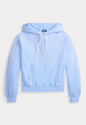 Jasnoniebieska bluza z kapturem z przednią kieszenią, białymi sznurkami, ściągaczami na rękawach i u dołu oraz małym żółtym logo Polo na piersi.