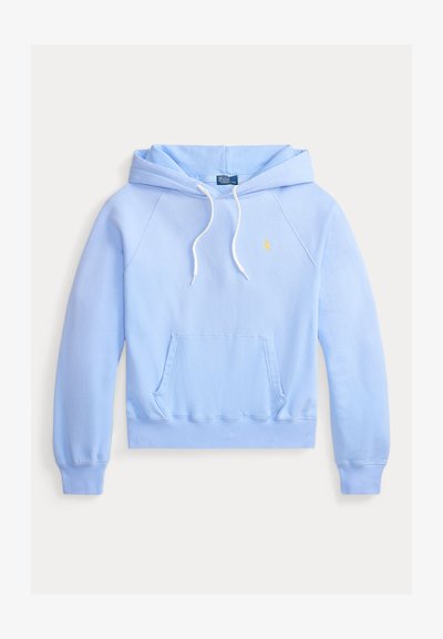 Sweat à capuche bleu clair avec poche avant, cordons blancs, poignets et ourlet côtelés, et petit logo Polo jaune sur la poitrine.