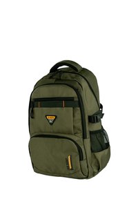 Mochila verde oliva fabricada con un tejido duradero, que presenta múltiples compartimentos con zipper, un bolsillo lateral de malla y detalles del logo en naranja y negro.