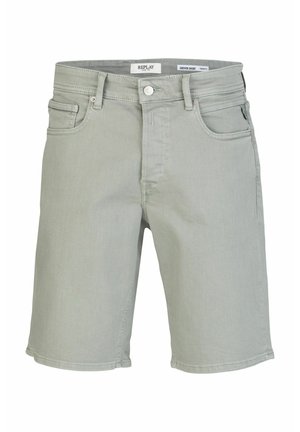 Shorts en denim gris clair avec une coupe droite, présentant une fermeture à bouton, des passants de ceinture et deux poches à l'avant. Détails de couture soignés.