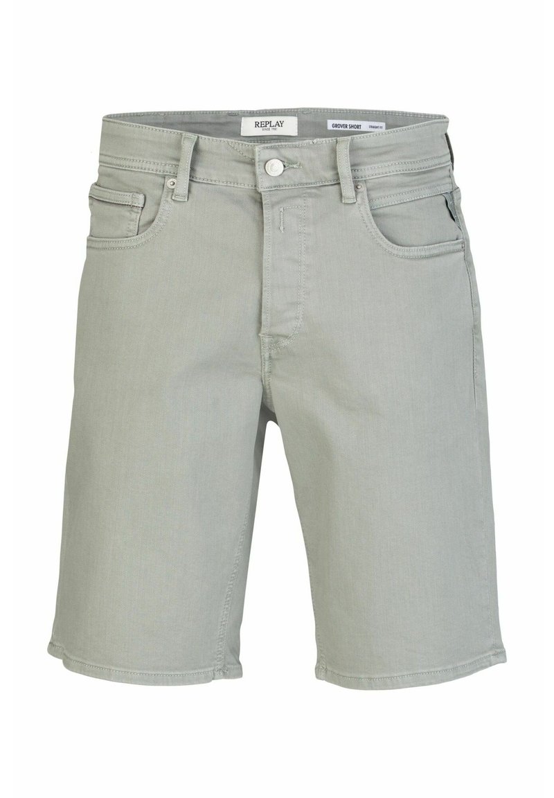 Shorts en denim gris clair avec une coupe droite, présentant une fermeture à bouton, des passants de ceinture et deux poches à l'avant. Détails de couture soignés.