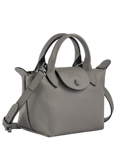 Graue Lederhandtasche mit kurzen Griffen, abnehmbarem Schulterriemen, abgerundeten Kanten und geprägtem Logo auf der vorderen Klappe. Kontrastierende Nahtdetails.