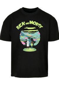 Melna kokvilnas T-kreklā ar daudzkrāsainu grafiku, kurā attēloti divi varoņi zaļā portālā, ar tekstu „RICK AND MORTY” virsū.