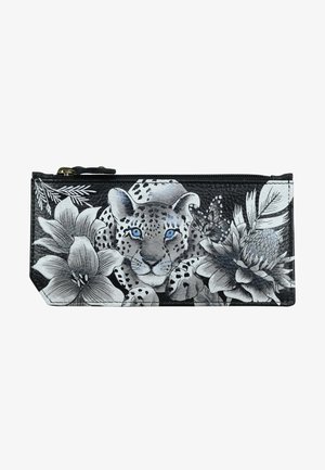 Zwarte portemonnee met rits, bedekt met een luipaardontwerp omringd door gestileerde grijze bloemen en bladeren, met blauwe ogen op het luipaard.