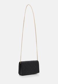 Borsa a tracolla nera trapuntata di forma rettangolare, con tracolla a catena dorata e motivo geometrico sulla superficie.