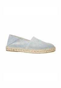 Espadrillas in suede azzurre con punta tonda, lato elastico e suola in juta intrecciata. Design piatto con una superficie liscia e dettagli minimi.