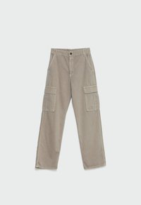 Beige cargobroek met een relaxte pasvorm, voorzien van twee grote zijzakken, voortzakken en een knoopsluiting bij de taille.