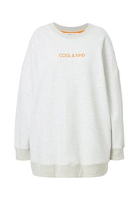 Sweat-shirt oversize gris clair avec poignets, ourlet et encolure côtelés, et texte orange "COOL & KIND" centré sur la poitrine.