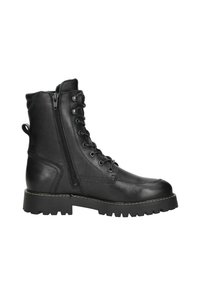 Zwarte leren enkelboots met een vetersluiting aan de voorkant, zijrits en getextureerde accenten. Dikke, robuuste zool met een kenmerkend profiel.