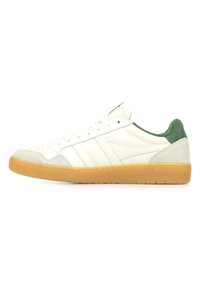 Witte leren sneaker met groene suède accenten, geperforeerde teenbox, drie zijstrepen en een gumrubberen zool.
