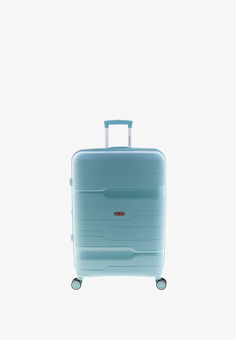 Maleta rígida en azul claro, con líneas curvas grabadas en la superficie, asa extensible, cuatro ruedas y detalle de pestillo rojo en la parte frontal.