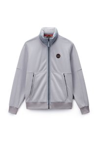 Hellgraue Zip-Jacke aus glattem Stoff, mit hohem Kragen, zwei Fronttaschen und einem runden Logo auf der linken Brust.