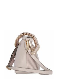 Helle rosa Lederhandtasche mit gerippter Textur, ketteakzentuiertem Griff und verstellbarem Schulterriemen. Enthält goldfarbene Hardwaredetails.
