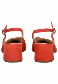 Sandali con tacco in suede corallo, con cinturino posteriore, tacchi quadrati e chiusura a fibbia. Texture liscia con un design minimalista.