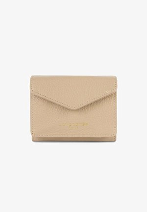 Portafoglio in pelle beige chiaro con superficie texturizzata, chiusura a busta triangolare e logo del marchio in rilievo dorato nella parte inferiore.