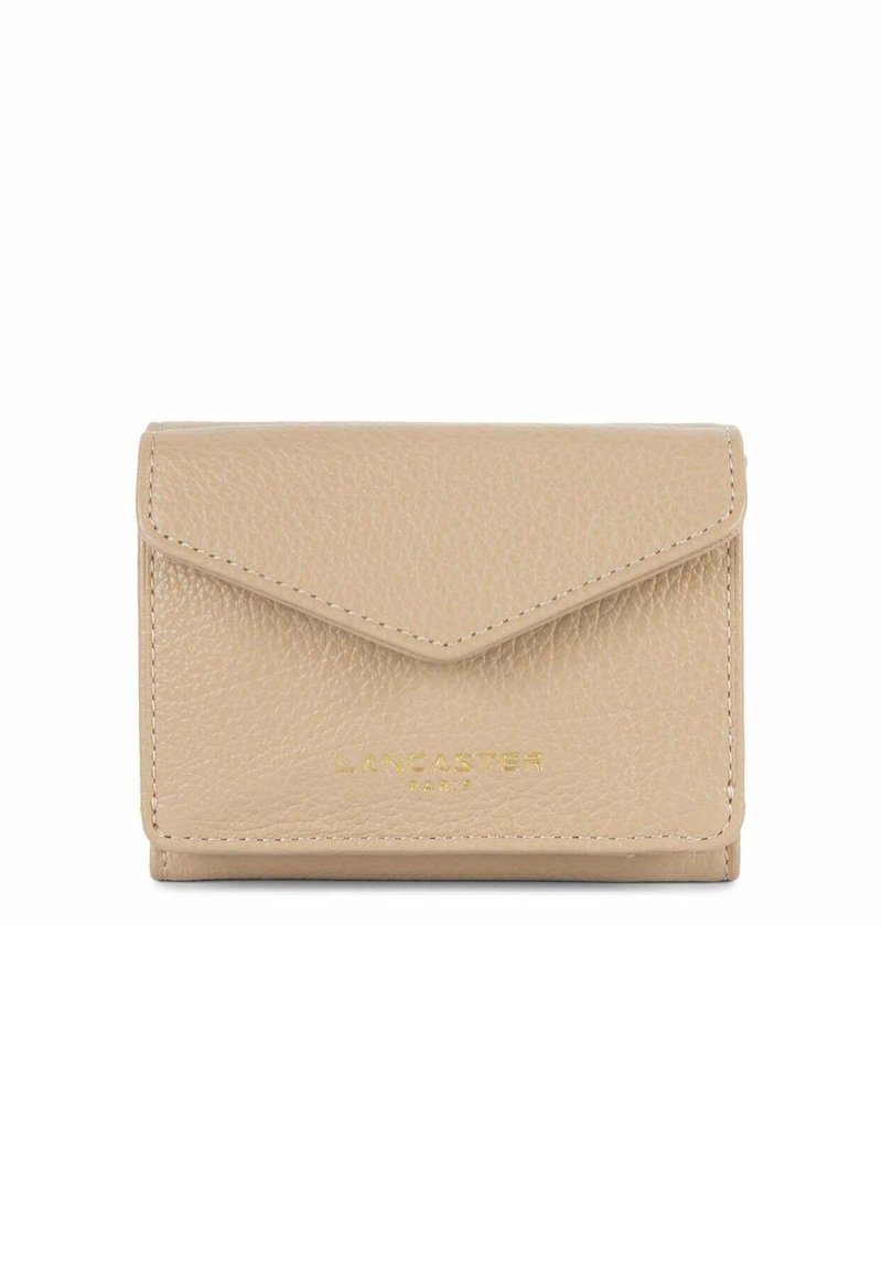 Portafoglio in pelle beige chiaro con superficie texturizzata, chiusura a busta triangolare e logo del marchio in rilievo dorato nella parte inferiore.