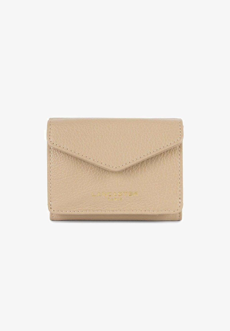 Portafoglio in pelle beige chiaro con superficie texturizzata, chiusura a busta triangolare e logo del marchio in rilievo dorato nella parte inferiore.
