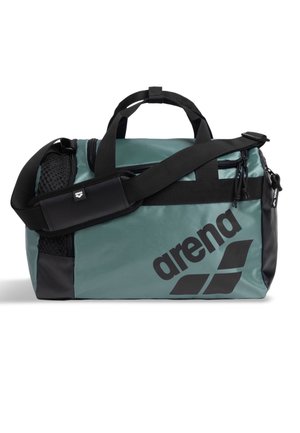 Borsa sportiva Arena turchese e nera con doppi manici, tracolla regolabile, tasca laterale in rete e chiusura con zip su sfondo bianco.