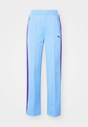 Gaiši zili treniņbikses ar violetām sānu svītrām, elastīgu jostu un ar rāvējslēdzēju kabatām. Mīksta auduma un taisna kāju dizains.