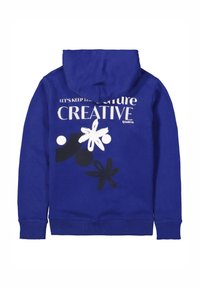 Sudadera azul con un gran texto gráfico que dice "MANTENEMOS LA NATURALEZA CREATIVA", acompañado de diseños abstractos de flores y círculos en blanco y negro.
