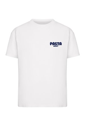 T-shirt bianca a maniche corte con testo blu navy "PASTA NIGHT" sull'area sinistra del petto.