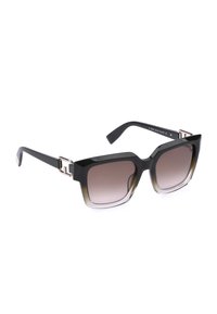 Lunettes de soleil carrées noires oversize avec des verres marron dégradés et des charnières décoratives argentées sur les branches, sur fond blanc.