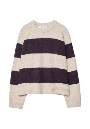 Pull rayé crème et violet foncé avec un col rond, un ourlet côtelé et une texture douce, présentant de larges rayures horizontales de largeurs variées.