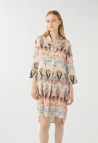 Abito leggero e multicolore con collo, maniche a tre quarti e un motivo astratto nelle tonalità di arancione, blu e crema.