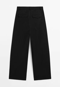 Mustat leveälahkeiset housut, jotka on valmistettu sileäpintaisesta kankaasta. Housuissa on kaksi takataskua ja klassinen vyötärö.