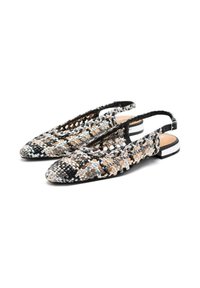 Bailarinas trenzadas de talón abierto en negro, blanco y beige, con punta afilada, patrón texturizado y un tacón bajo con acentos a rayas en blanco y negro.