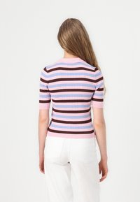 Ριγέ κοντομάνικο μπλουζάκι με οριζόντιες ρίγες σε ροζ, μπλε και καφέ. Ολοκληρωμένο με στρογγυλή λαιμόκοψη και εφαρμοστή σχεδίαση.