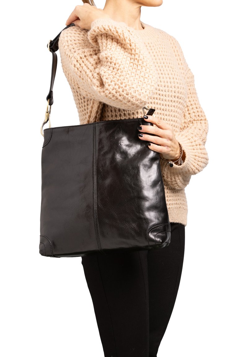 Borsa a tracolla nera in pelle con una texture liscia, forma rettangolare e dettagli cuciti. Presenta una tracolla removibile e accessori metallici lucidi.