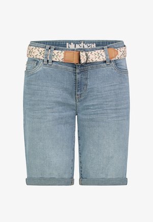 Lichtblauwe denimshorts met opgerolde zomen, voorzakken en een gevlochten stoffen riem met een detail van een tankleurige leren gesp.