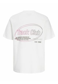 Hvid bomulds t-shirt med korte ærmer, der har et pink og sort grafisk design, herunder teksten "Track Club" og yderligere ordlyd.
